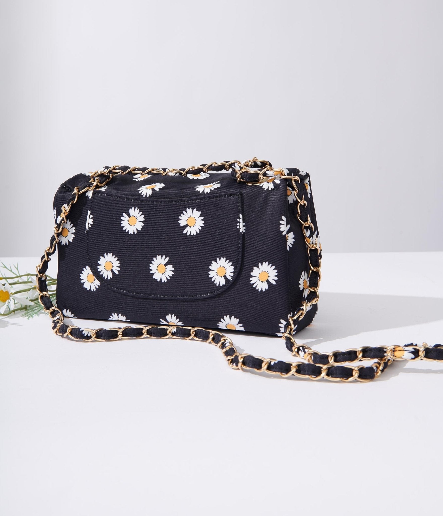 Purse with online daisies