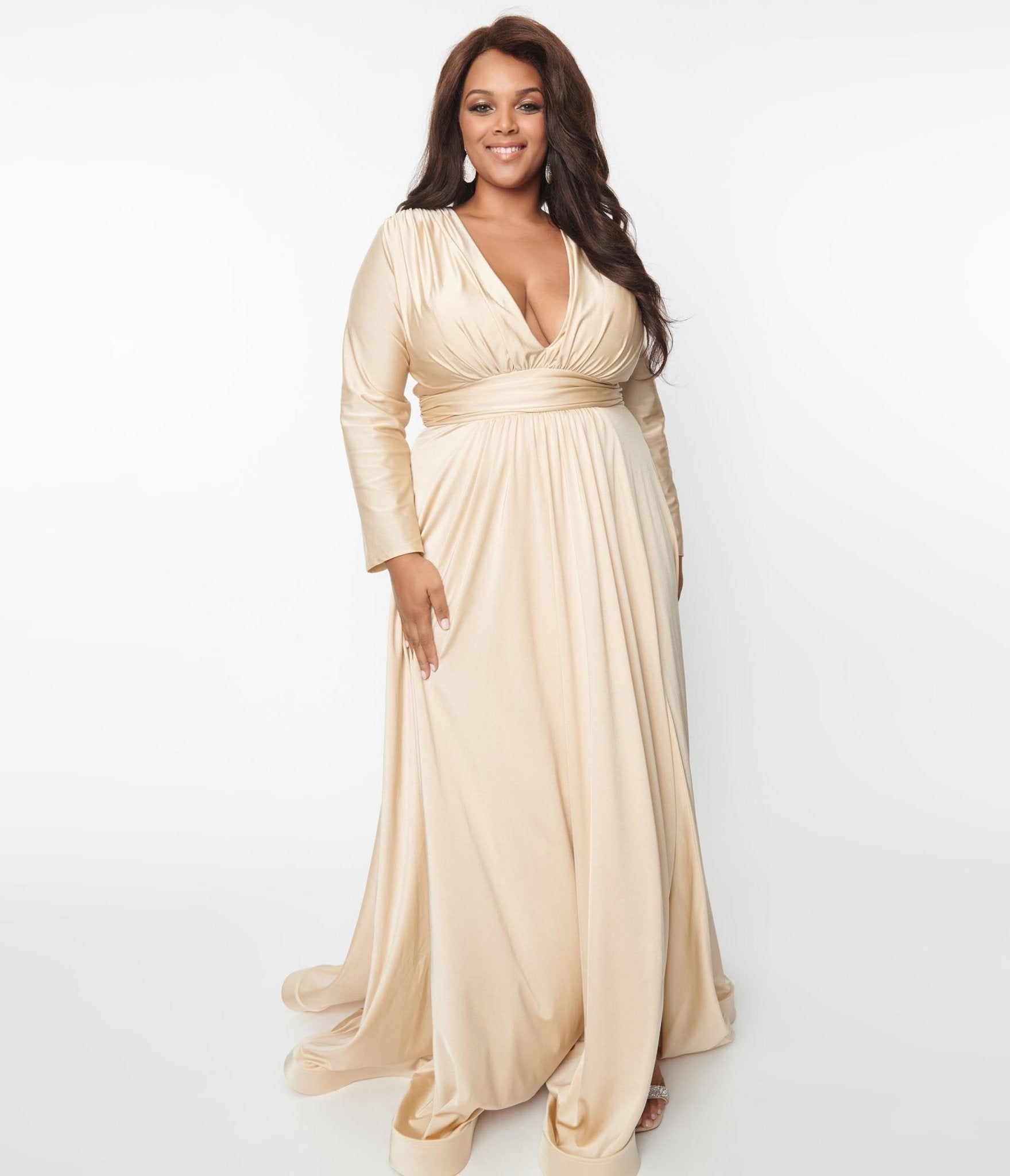 https://www.unique-vintage.com/cdn/shop/products/plus-size-champagne-long-sleeve-sophisticated-goddess-gown-473517.jpg?v=1703096790