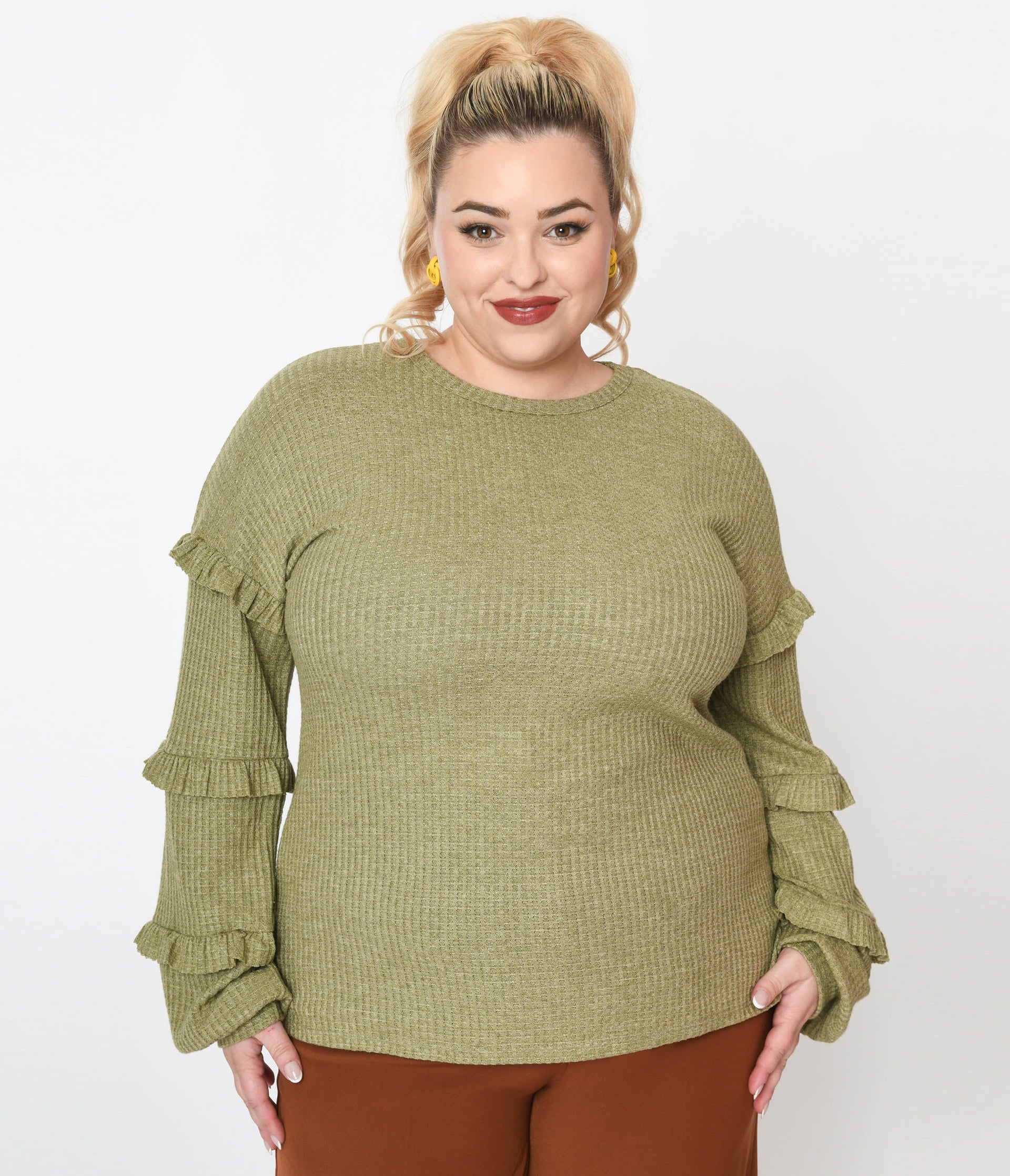 https://www.unique-vintage.com/cdn/shop/products/plus-size-olive-green-ruffle-trim-ribbed-pullover-sweater-761452.jpg?v=1704934919&width=1920