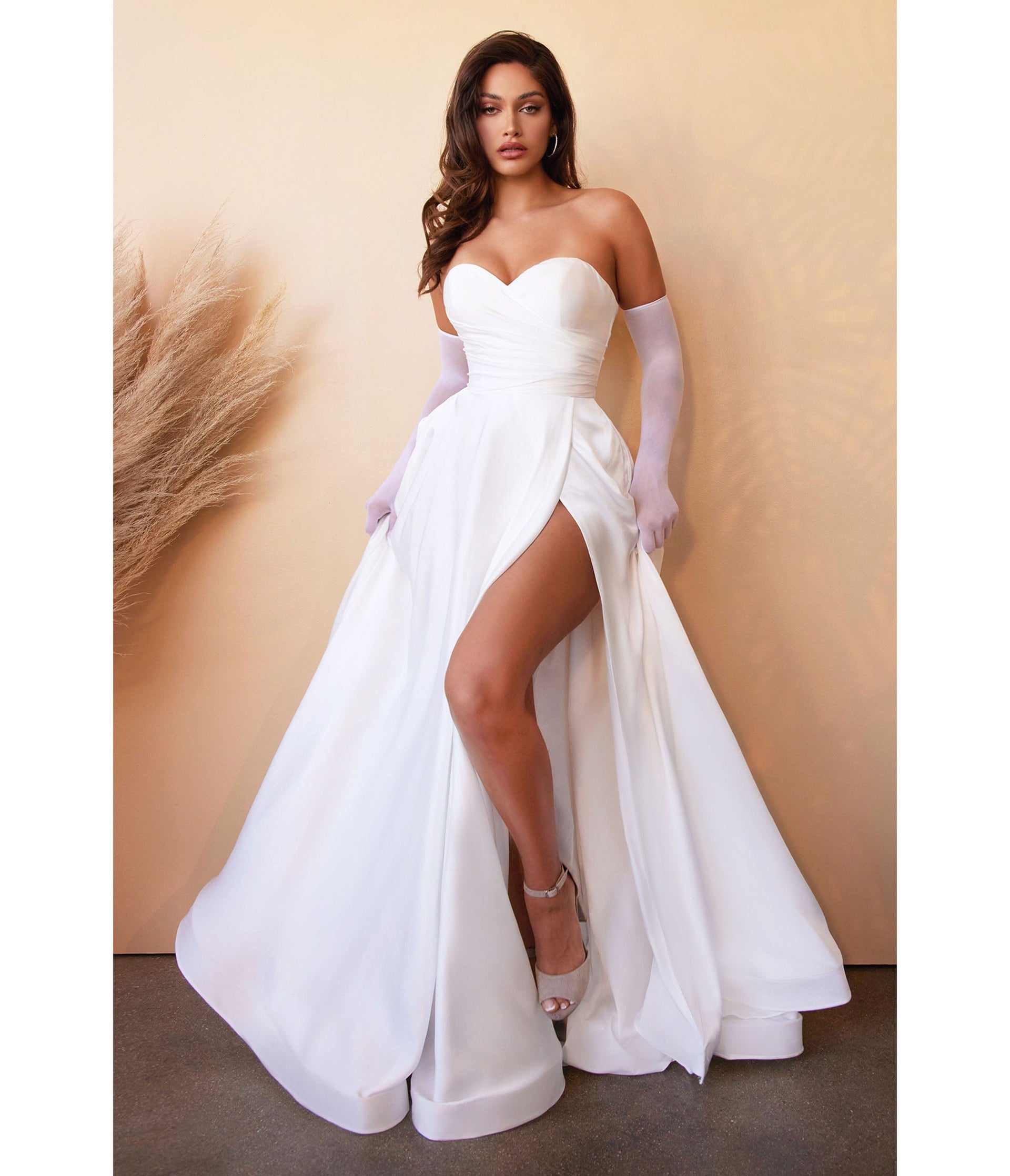 https://www.unique-vintage.com/cdn/shop/products/white-strapless-sweetheart-satin-bridal-gown-441318.jpg?v=1704936546&width=1920
